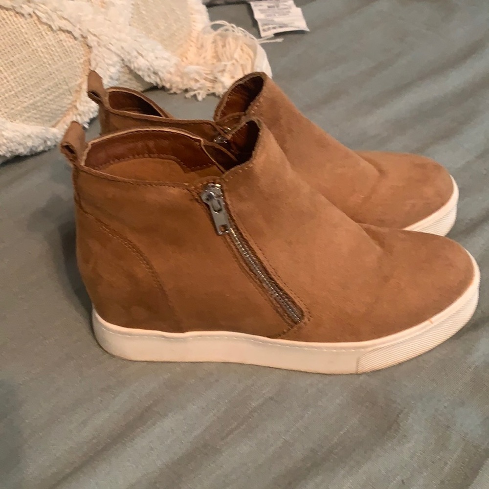 Women’s cute high top shoes, brown in color